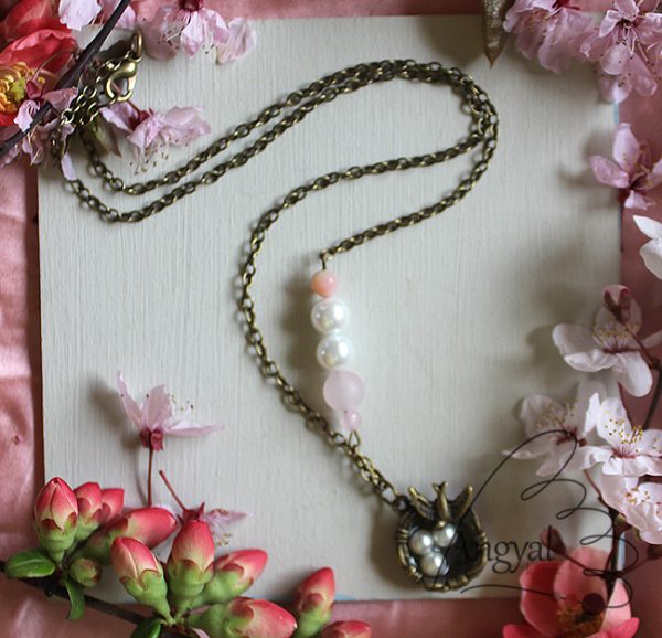 'Fészek' egyedi nyaklánc - rózsakvarc, rózsaopál, shell pearl - 2022 tavasz